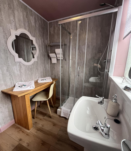 Bathroom 3, Smugglers Hotel, Torbay