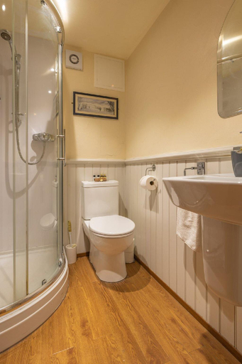 Bathroom 3, Gwaelod Y Garth Inn, Cardiff