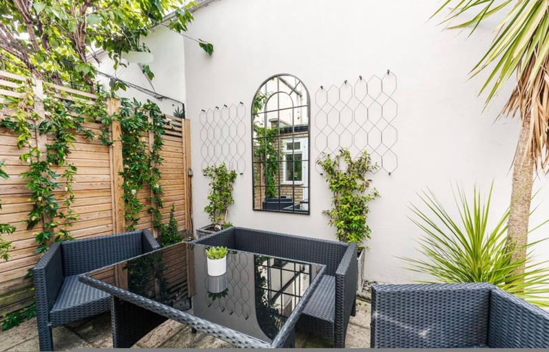 Room 5, Clapham Calm 2 Bedroom Flat With Garden, London