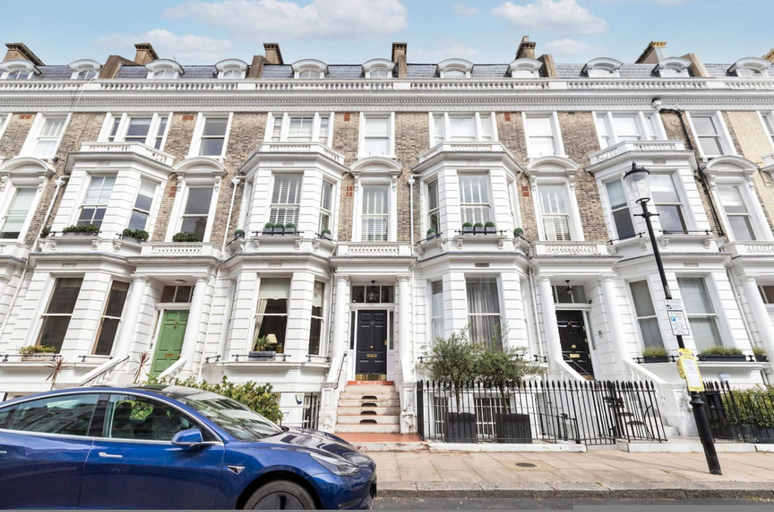 Room 2, Green History 3 Bedrooms in Kensington, London