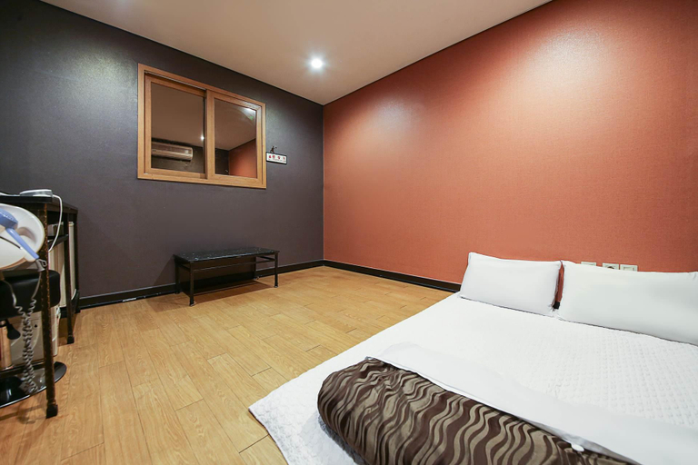 Bedroom 2, Jeongseon Land Hotel, Jeongseon