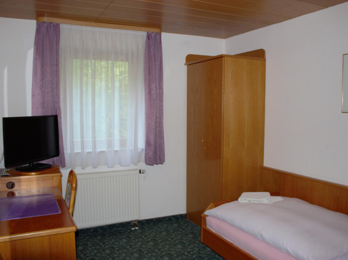 Bedroom 3, Hotel Garni Silberdistel, Göppingen