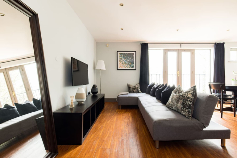 Room 2, Sunshine In My Mood 2 Bedroom Flat in Battersea, London