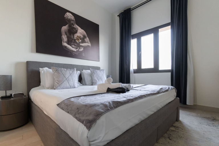 Room 4, Jumeirah Golf Estates Sleeps 2 With Balcony Views, Dubai