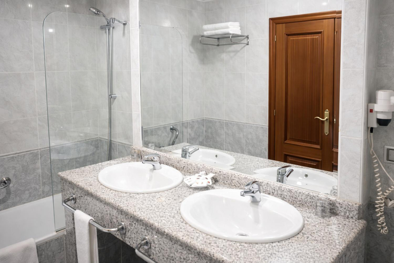 Bathroom 3, Motel Punta Cana, A Coruña
