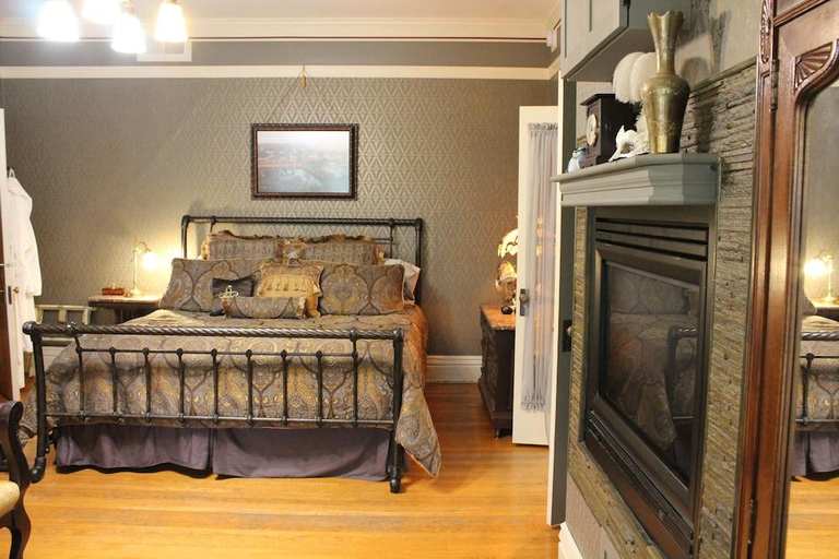 Bedroom 4, Aurora Staples Inn, Washington