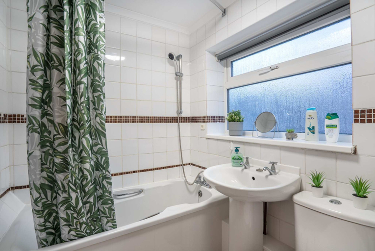 Room 5, 3 Bed-free Parking-close to City, Gateshead