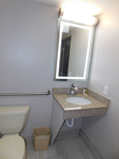 Bathroom 4, Days Inn by Wyndham Effingham, Effingham