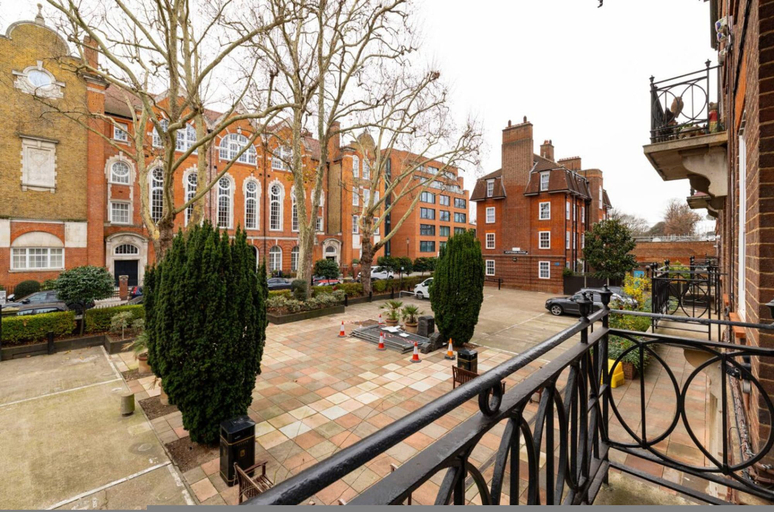 Room 4, Well-located 2-bedroom Flat in Chelsea, London