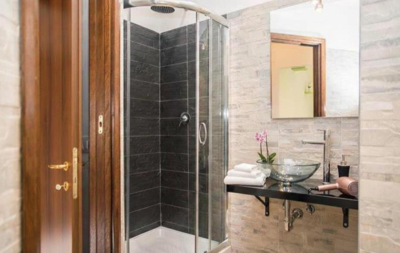 Bathroom 3, Tolli Superior Guest House, Rome