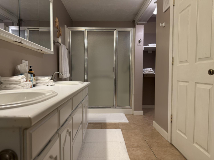 Bathroom 3, Inn at Harbour Village, Pacific