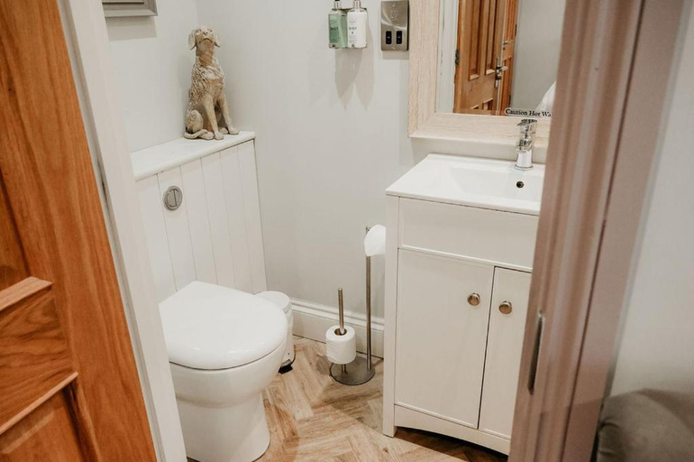 Bathroom 2, The Boot at Melbourne, Derbyshire
