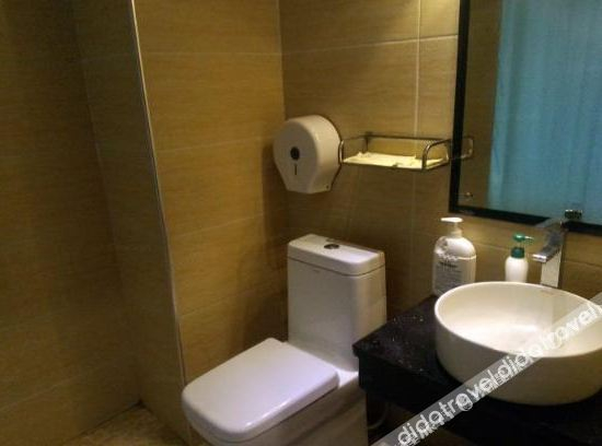 Bathroom, Julong Business Hotel, Maoming
