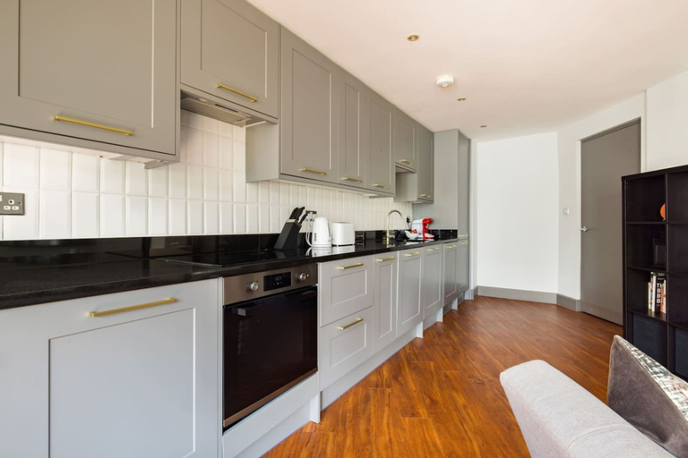 Room 4, Sunshine In My Mood 2 Bedroom Flat in Battersea, London