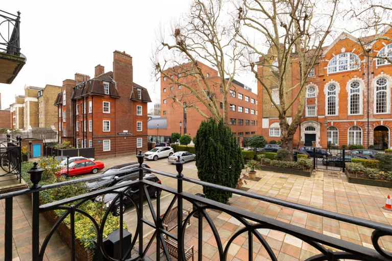 Room 5, Well-located 2-bedroom Flat in Chelsea, London