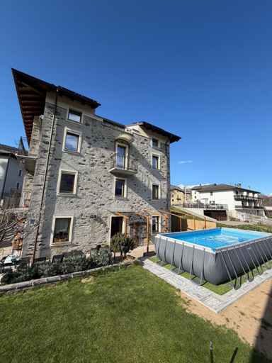 Exterior & Views