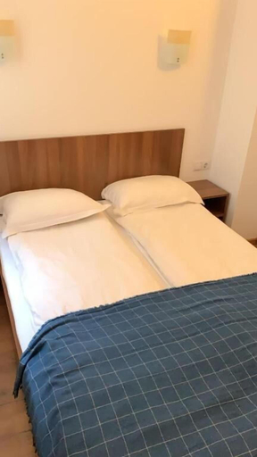 Bedroom 2, Casa Ormenisan, Sanmartin