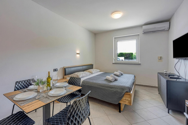 Room 5, Modern Apt Deni: Terrace + Private Parking, Koper