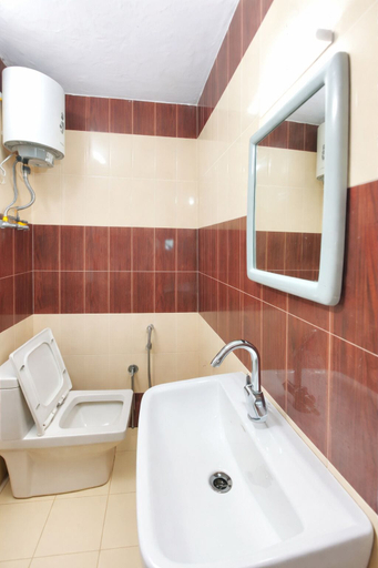 Bathroom 2, Hotel Radha Continental Near Mall Road, Nainital