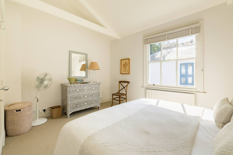 Room 4, Cobbled Charm 3 Bedroom House, London