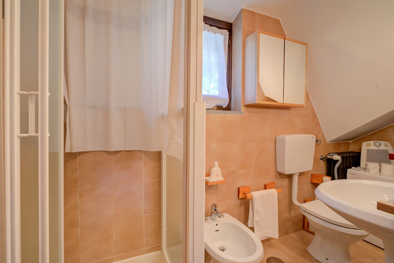 Bathroom 5, Appartamento Nido Alpino for 5 With Balcony, Torino
