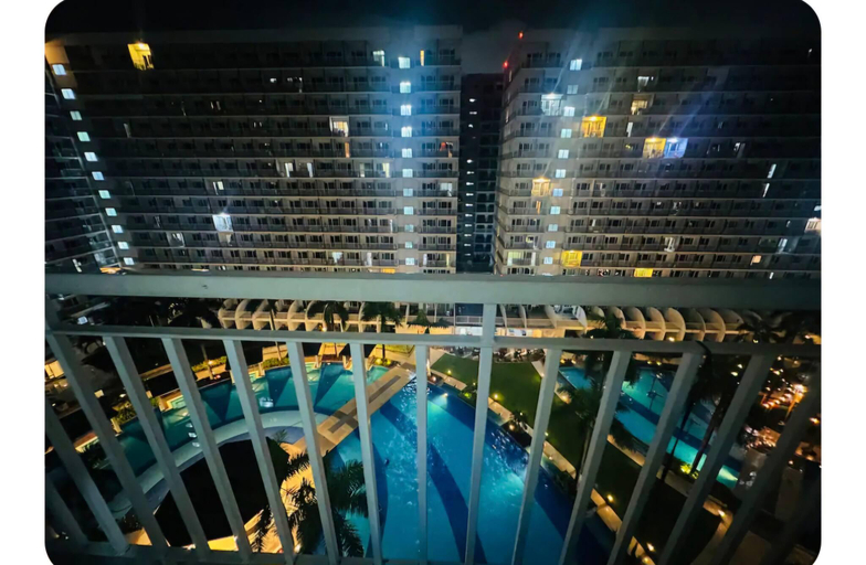 Swimming pool 5, Elegant Pasay City Apartment with Central Heating Shared Pool, Pasay City