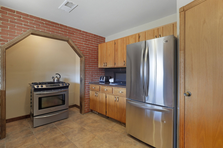 Private kitchen 3, Desert Paradise: Walk to Pappy's - EV and Sleeps 8, San Bernardino
