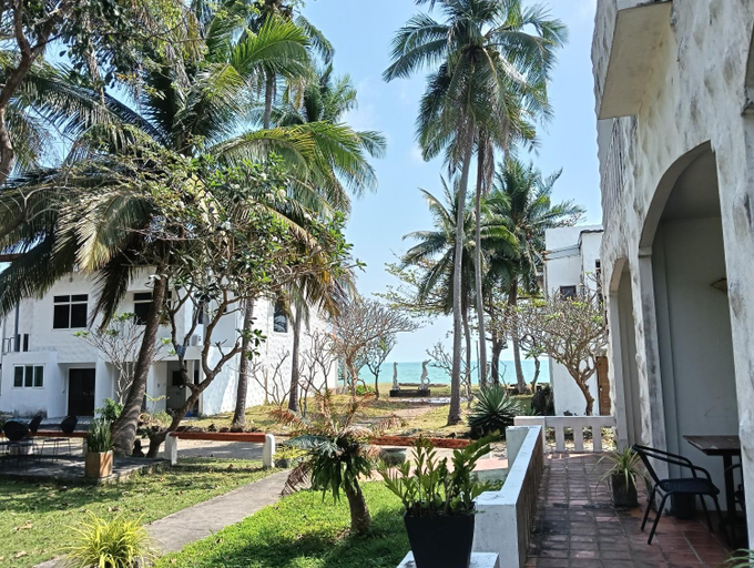 Exterior & Views