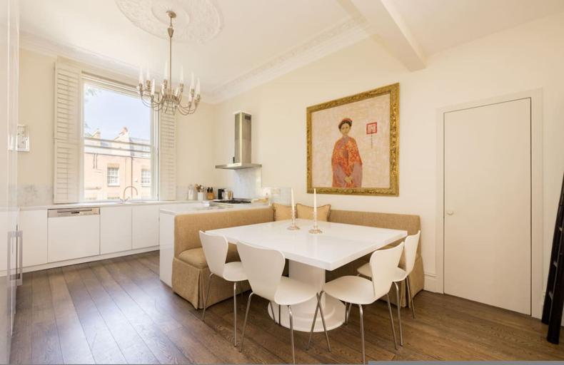 Room 5, Green History 3 Bedrooms in Kensington, London