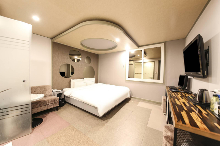 Bedroom 2, Yangsan Show Hotel, Yangsan