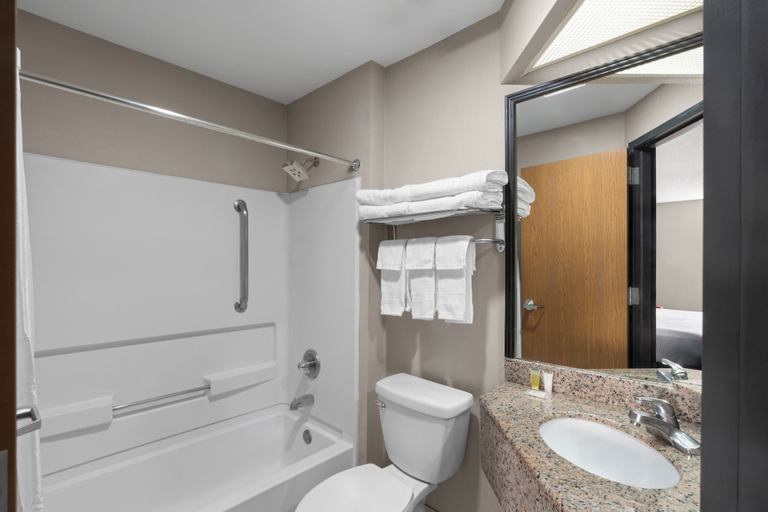 Bathroom 5, Super 8 by Wyndham Chattanooga East/Hamilton Place, Hamilton