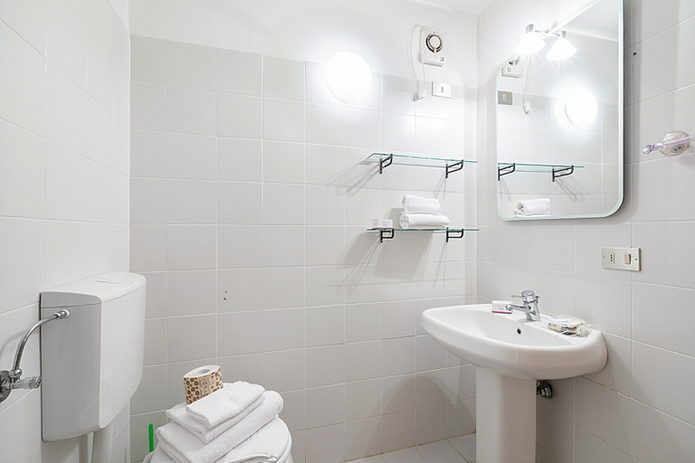 Bathroom 4, La Piazzetta, Torino