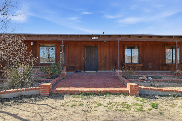 Exterior 1, Desert Paradise: Walk to Pappy's - EV and Sleeps 8, San Bernardino