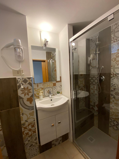 Bathroom 3, Tao House, Messina