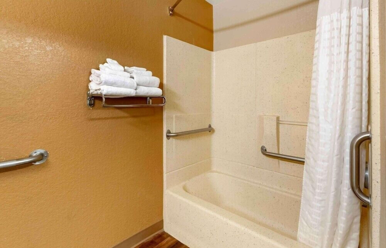 Bathroom 4, Studio 6 Extended Stay Minneapolis Airport Eagan MN, Dakota