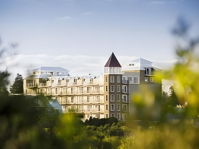 Exterior & Views