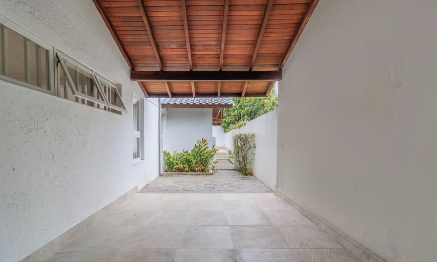 Property grounds, House w/ Pool and BBQ in Jurere - Rom0591, Florianopolis