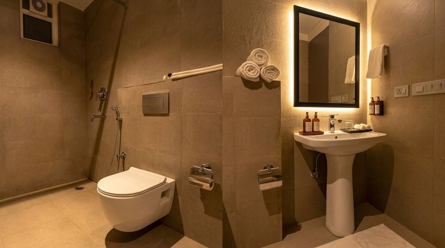 Bathroom 4, Yashobhoomi Airport Hotel Grand Tashree, Delhi