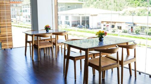 5, The 33rd Executive Suites, Chang