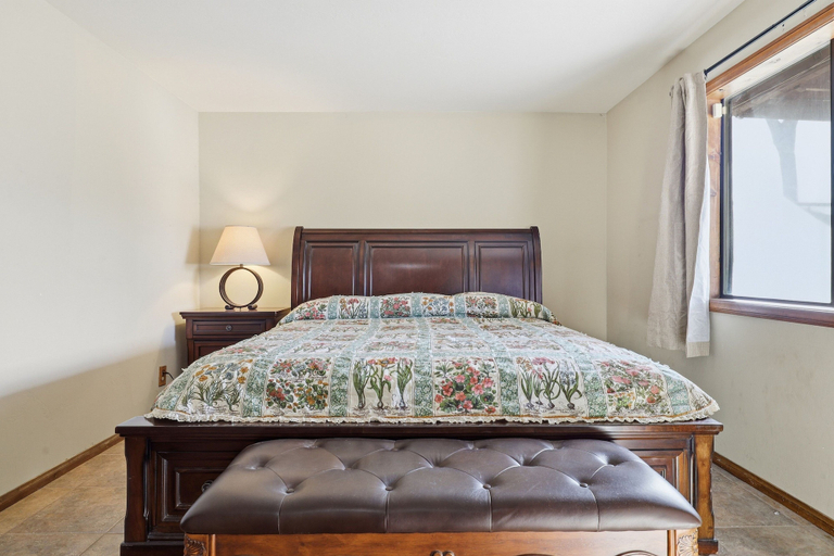 Room 2, Desert Paradise: Walk to Pappy's - EV and Sleeps 8, San Bernardino