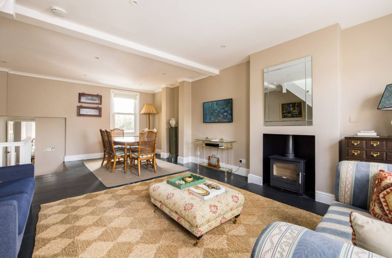 Room 5, The Thames Embrace 3 BR Garden House in Battersea, London