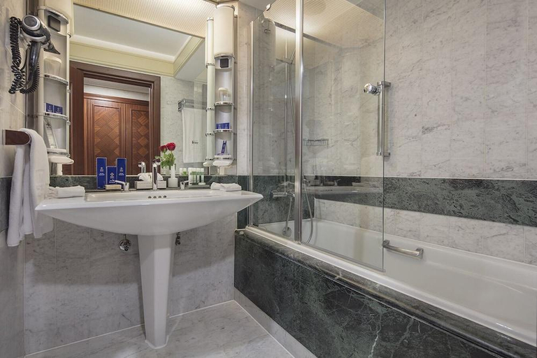 Bathroom 5, Merit Crystal Cove Hotel Casino and Spa