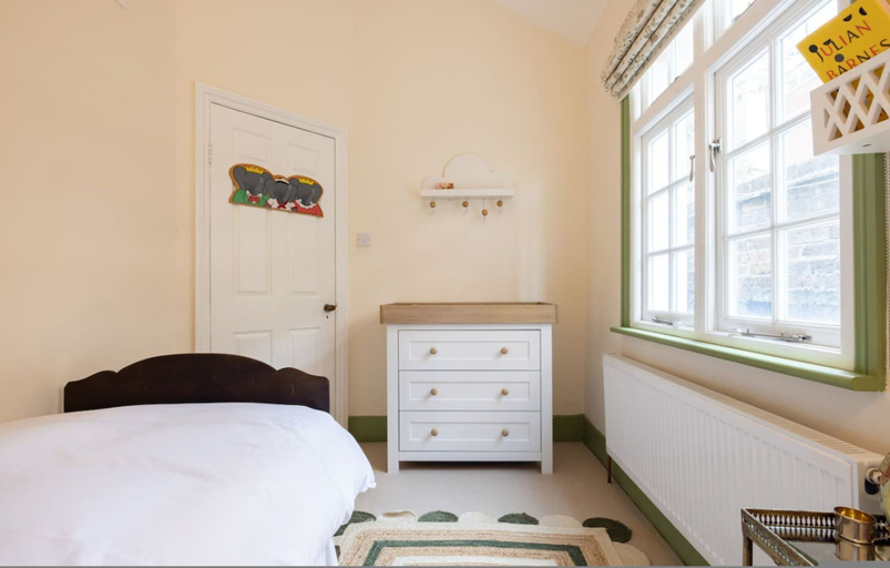 Room 4, Traditional Treasure 3 Bedroom Home by Hyde Park, London