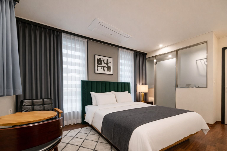 Room 5, Billy Hotel