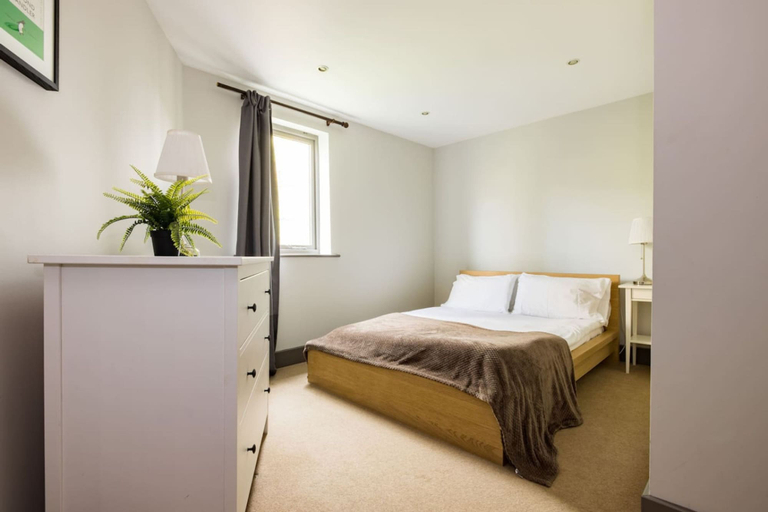 Room 5, Sunshine In My Mood 2 Bedroom Flat in Battersea, London