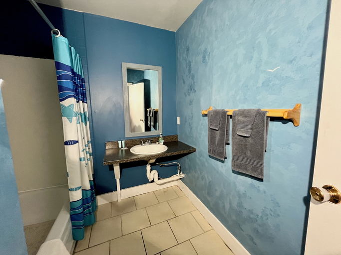 Bathroom 2, Bennett Lodge, Division No. 9