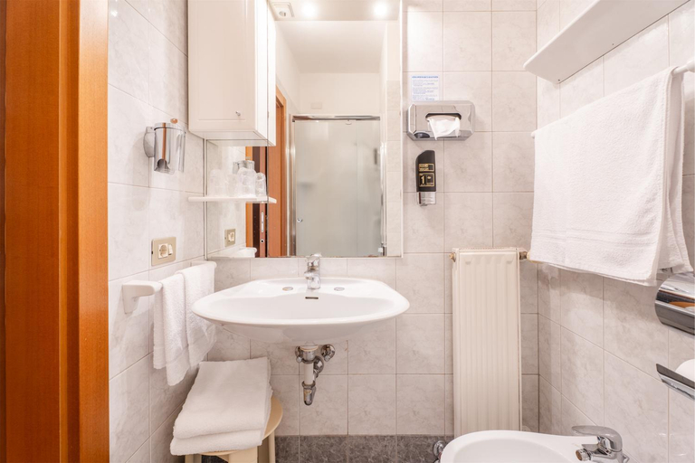 Bathroom 5, Angelini, Trento