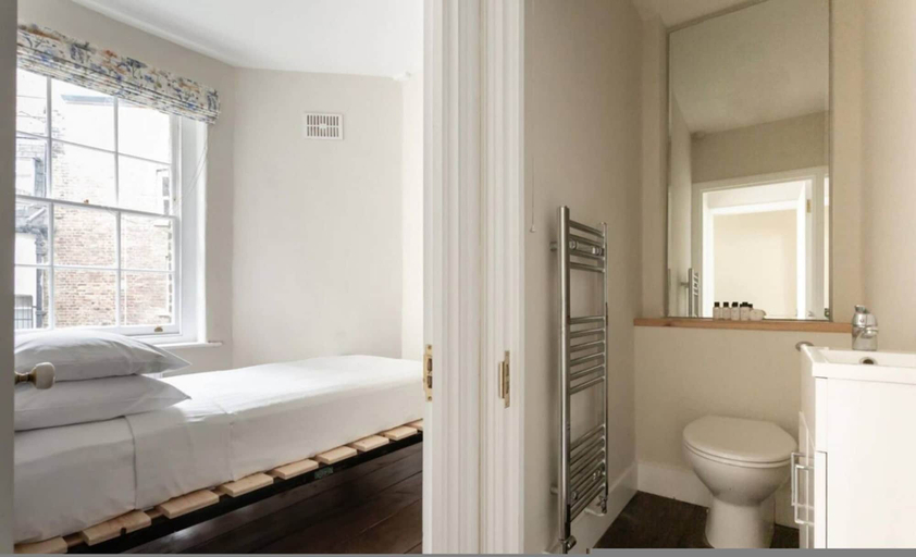 Room 4, The Hearts Of Old 3 Bedroom in the West End, London