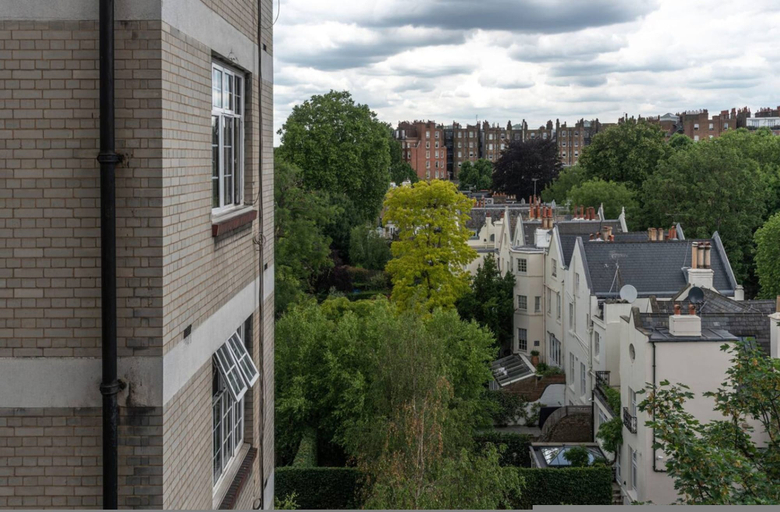 Room 2, Chestnut Blossom 1 Bedroom in Kensington, London