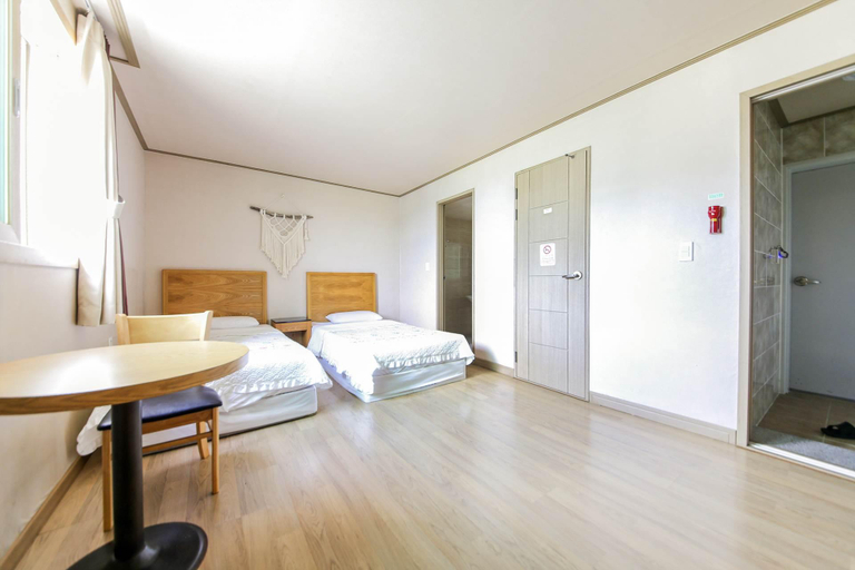 Bedroom 4, Seogwipo (Seongsan) Beach Hotel, Seogwipo